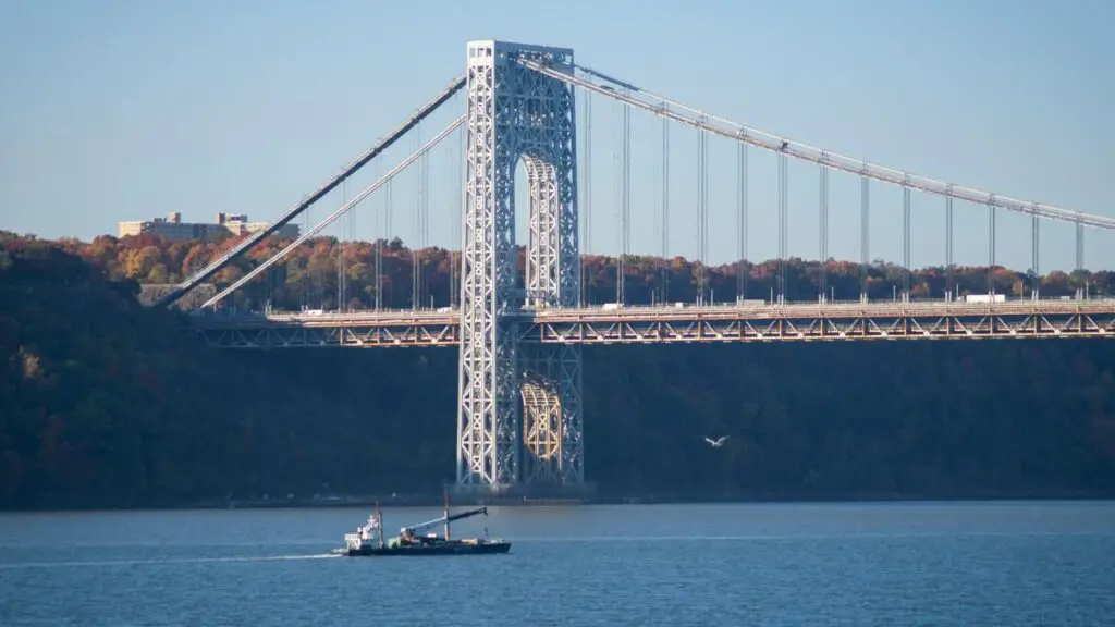 Tragedy on the Hudson: Boat Explosion Claims Life of Veteran Worker Amid Rising Waterway Incidents