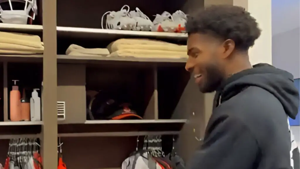 Shocking Twist: Shedeur Sanders' Locker Room Debut Sparks Controversy and Hope for the Cleveland Browns – You Won't Believe What Happens Next!